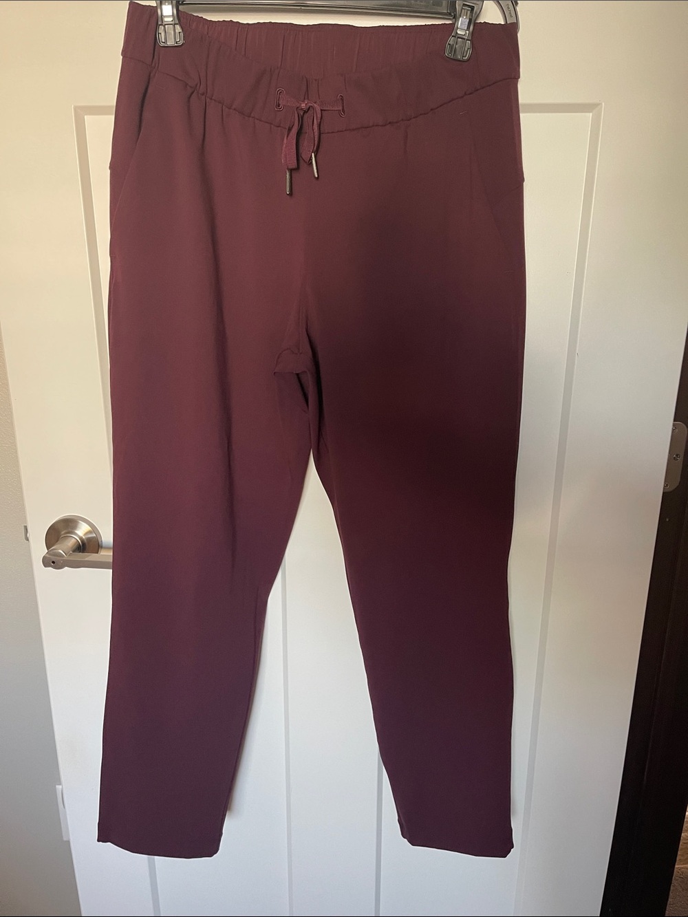 Lululemon women’s On The Fly 7/8 pant Maroon